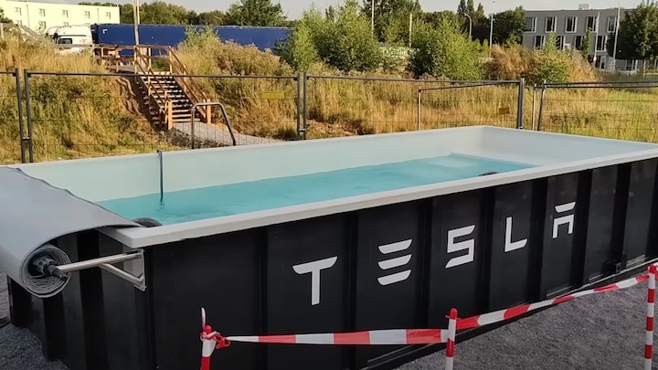 Tesla eröffnet einen Swimmingpool an der Ladestation in Hilden