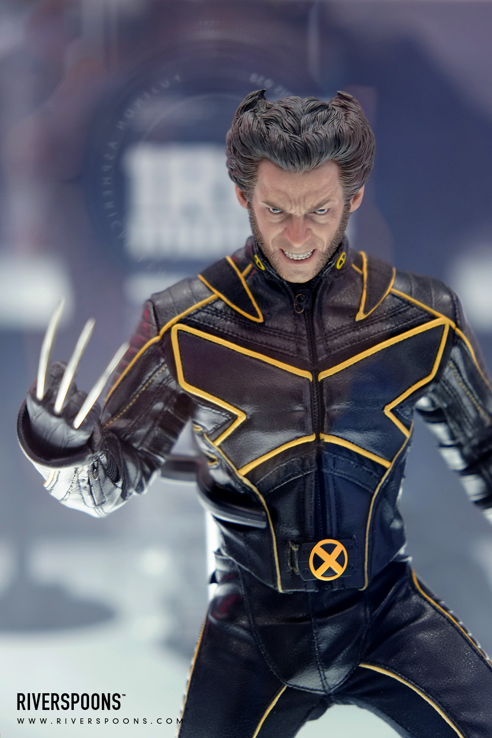 riverspoons_hot_toys_display_wolverine_02.jpg