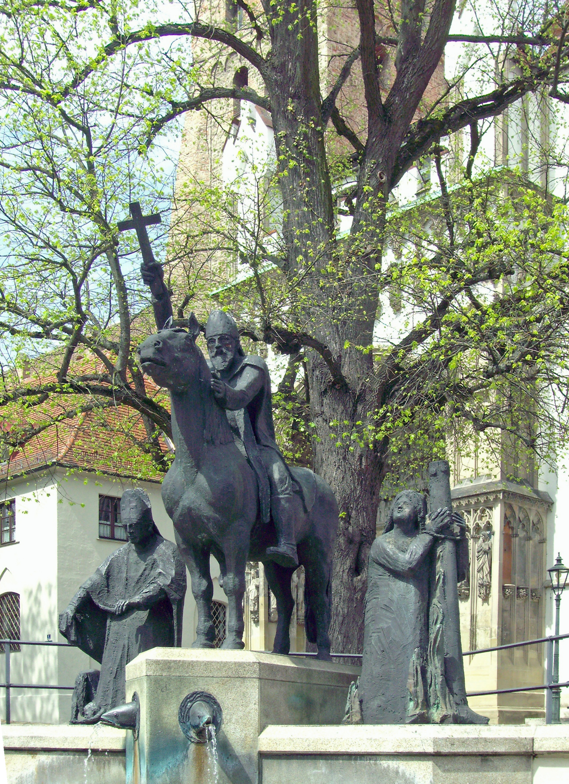Statuen_vor_dem_Augsburger_Dom.jpg