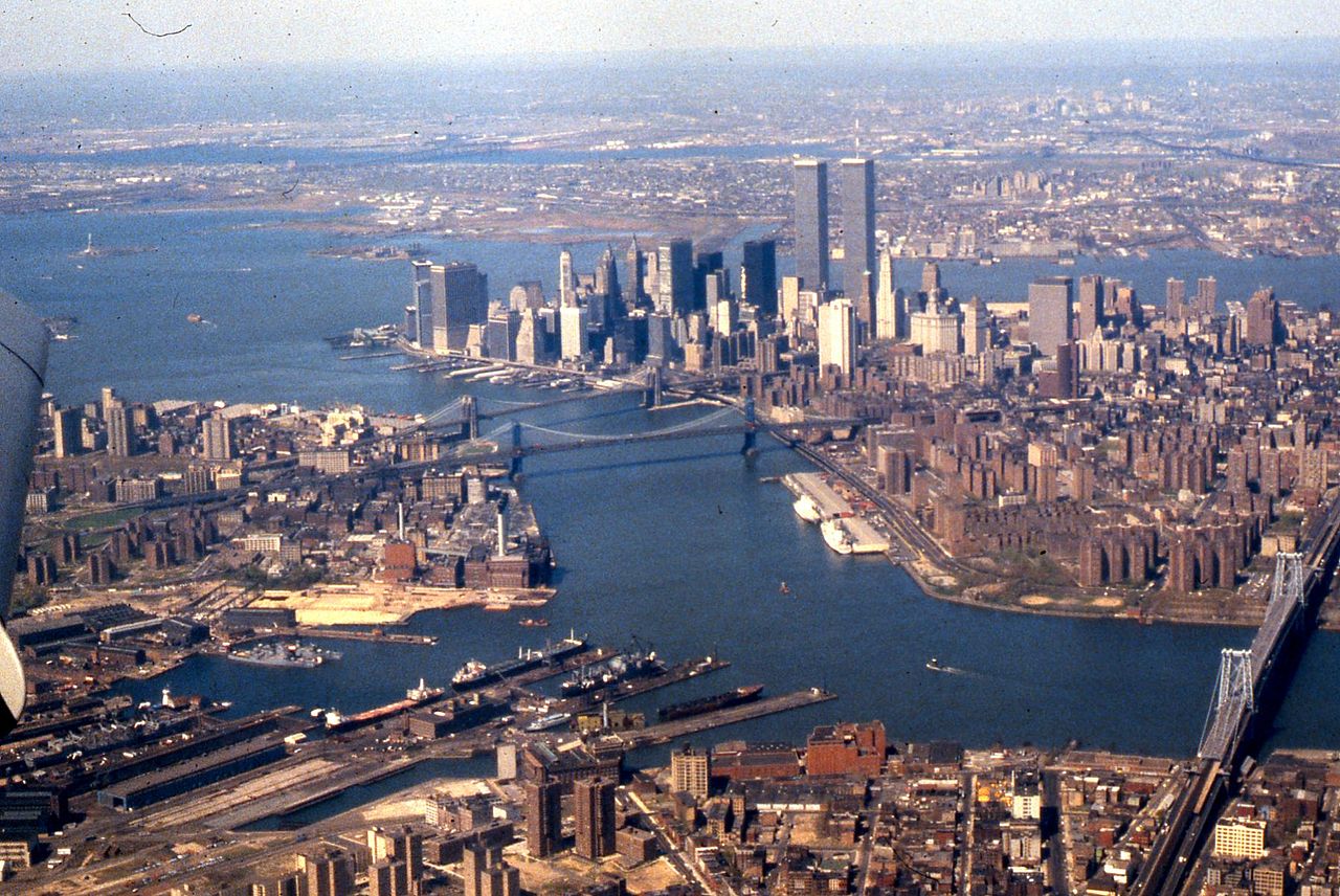 1280px-Aerial_view_of_East_River%2C_Lower_Manhattan%2C_New_York_Harbor%2C_1981.jpg