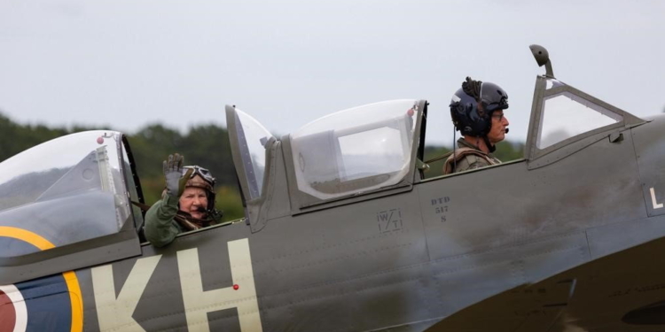 91-year-old Fulfills Lifelong Dream Of Flying In Spitfire Warplane‌‌