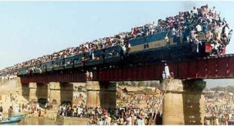 overloaded_train_on_river_bridge_festival_in_india.jpg