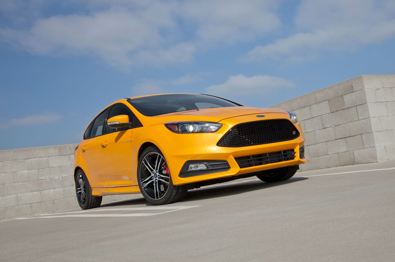 2015-Ford-Focus-ST-front-three-quarters.jpg