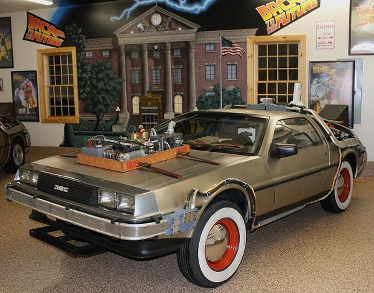 DeLorean-BTTF3_with_mural_in_background.jpg