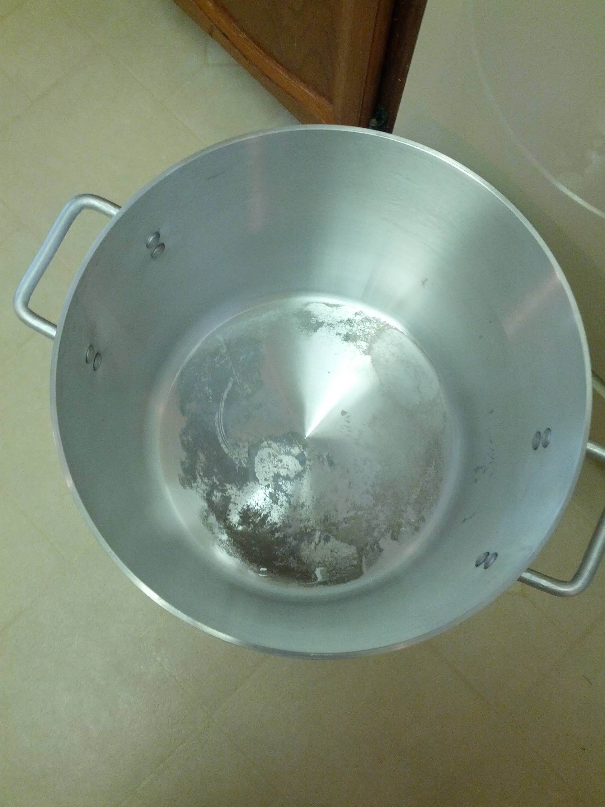 How to Clean an Aluminum Pan