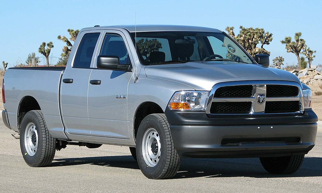 1024px-2009_Dodge_RAM_1500_ST_4-door_pickup_--_NHTSA_01.jpg