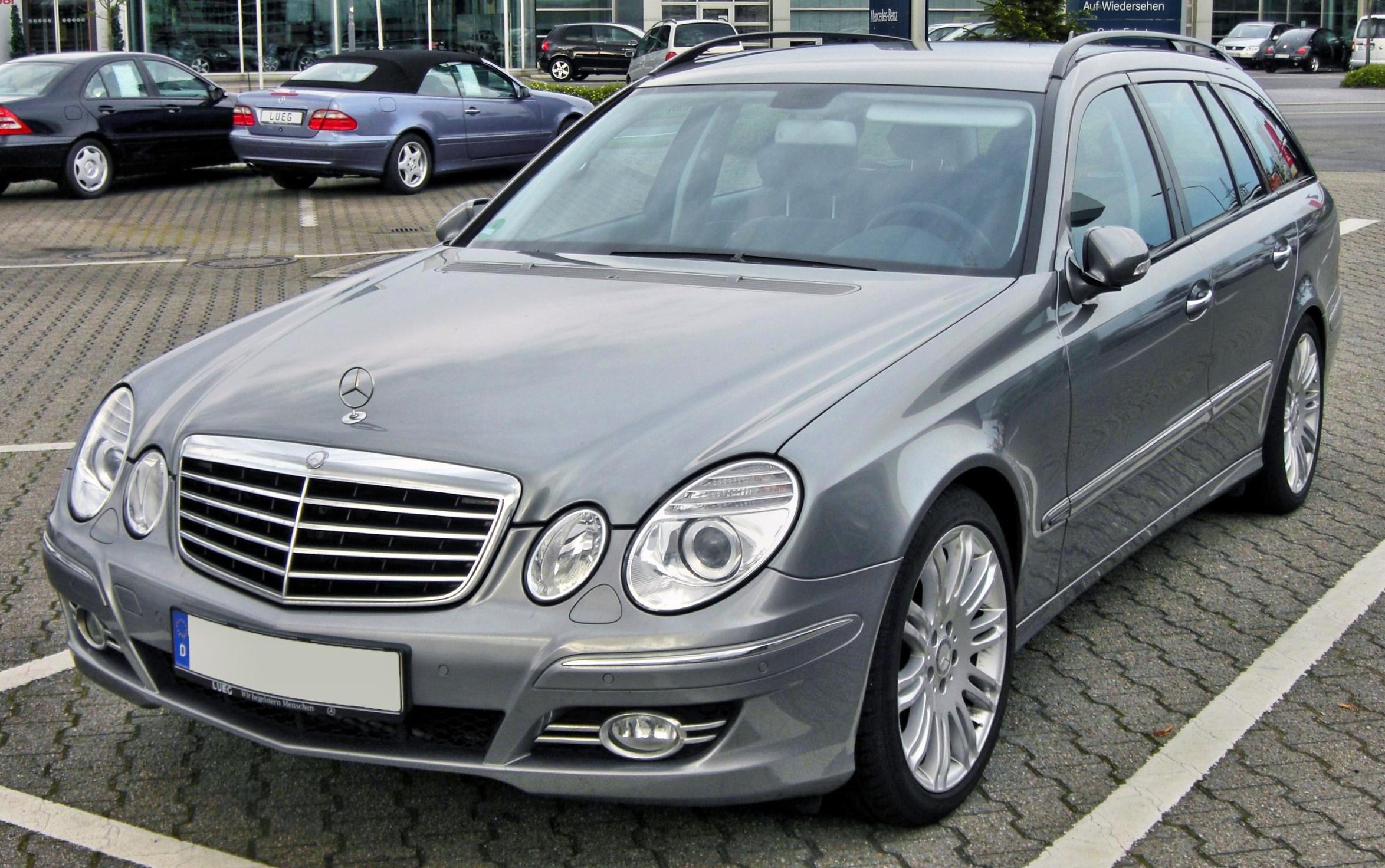 Mercedes_E-Klasse_T-Modell_(S211)_Avantgarde_Sportpaket_Facelift_20090717_front.JPG