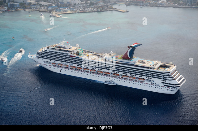 cruise-ship-grand-cayman-cayman-islands-british-west-indies-djp3g3.jpg