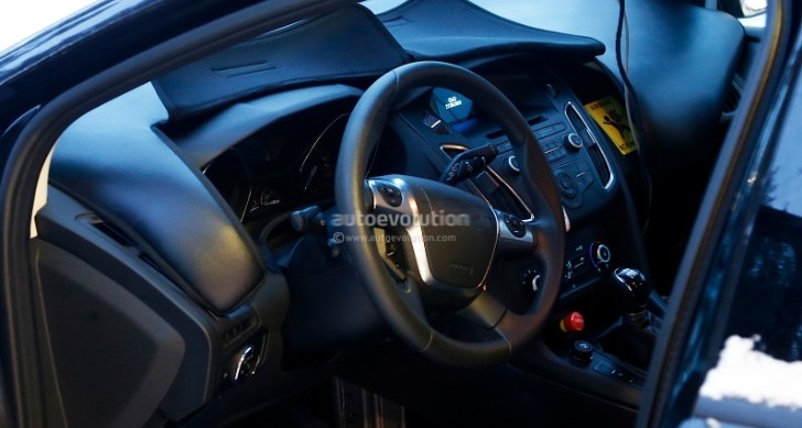 spyshots-2015-ford-focus-facelift-interior-revealed-73441-7.jpg