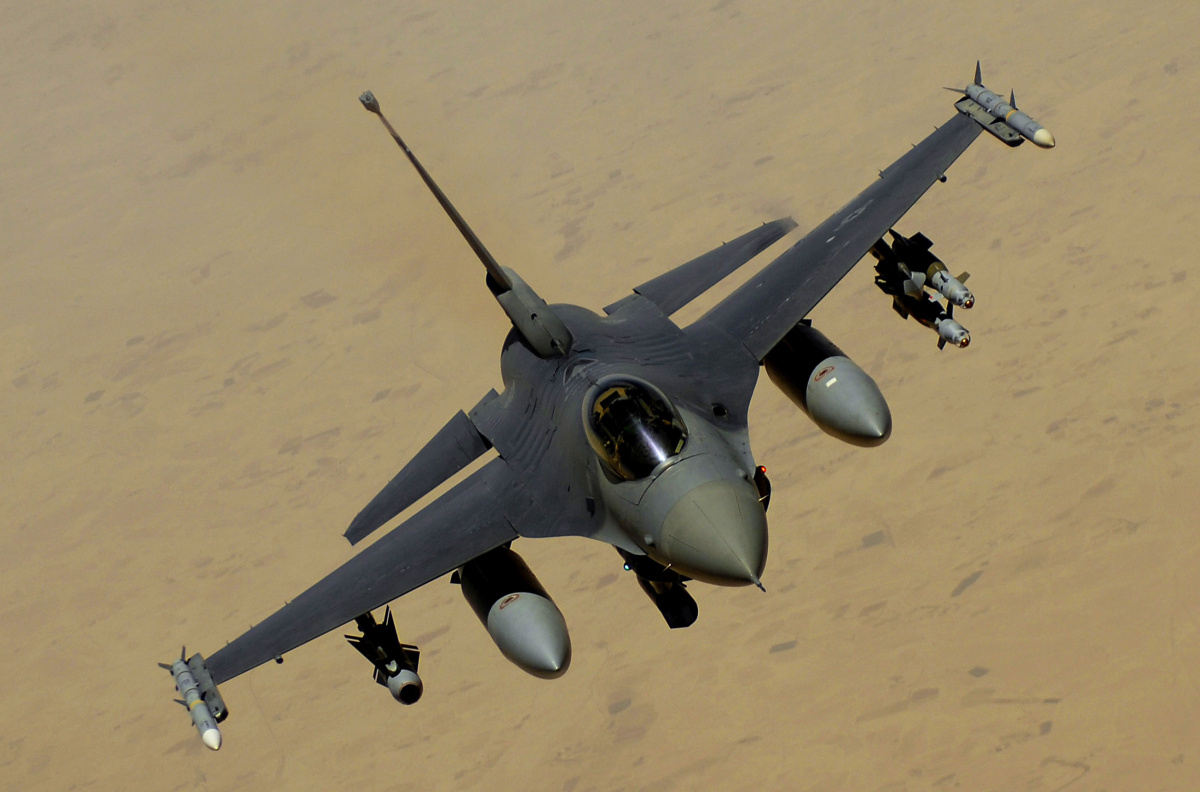 usaf_f-16_fighting_falcon_over_iraq.jpg